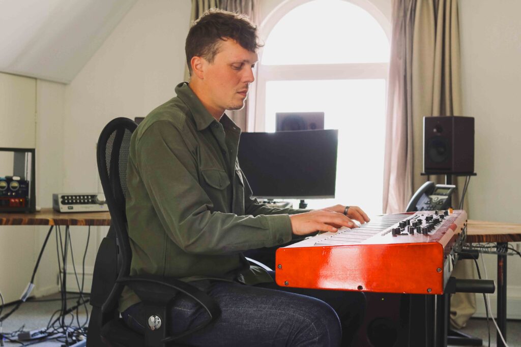 piano spelen in podcaststudio Amsterdam